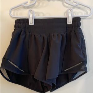 Lululemon Hotty Hot Lined 2.5” size 0 black shorts